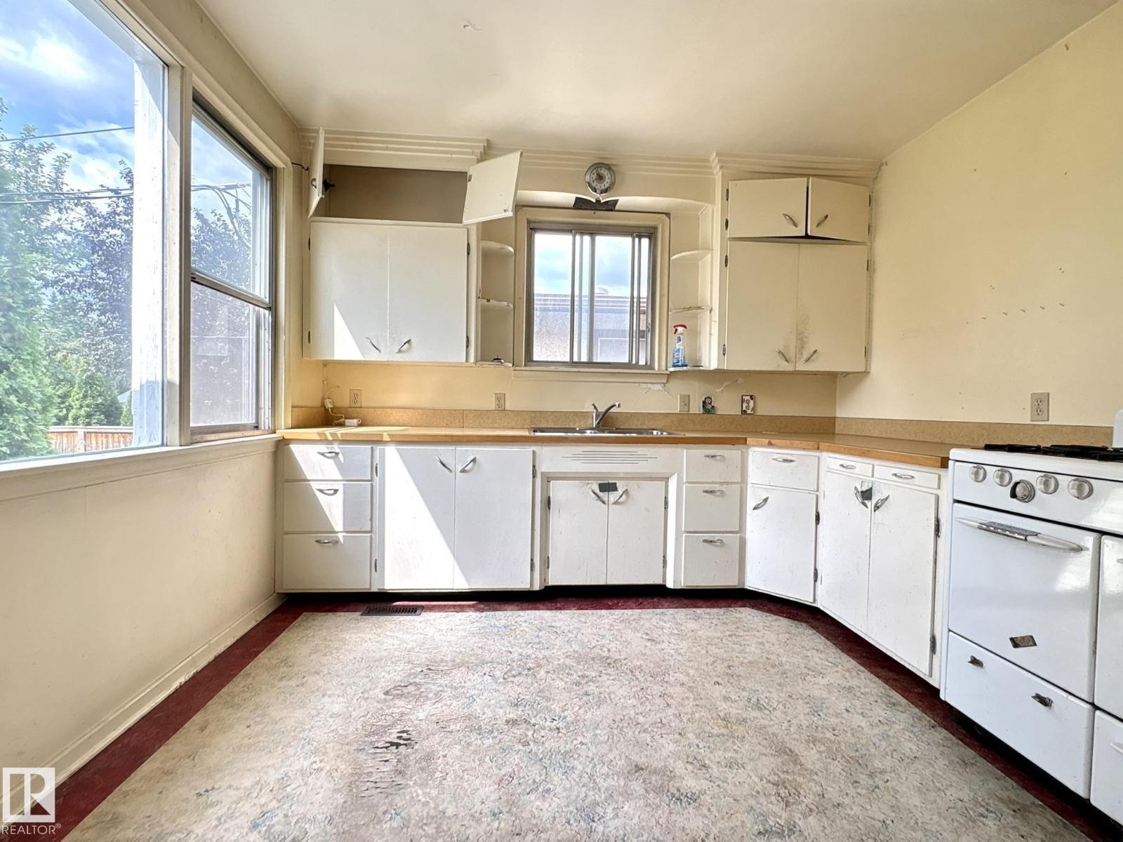 9513 88 AV NW - 11