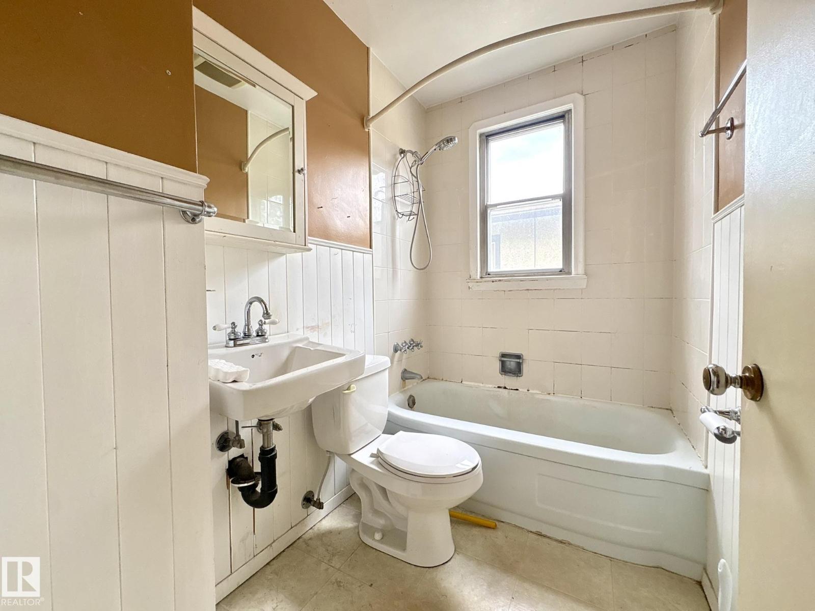 9513 88 AV NW - 8