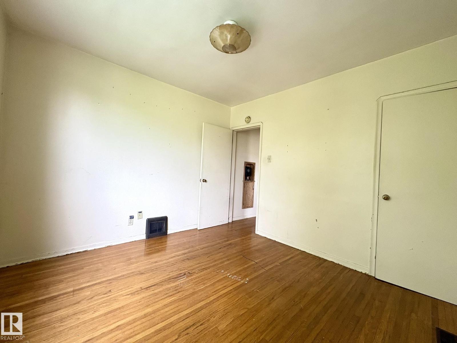 9513 88 AV NW - 7