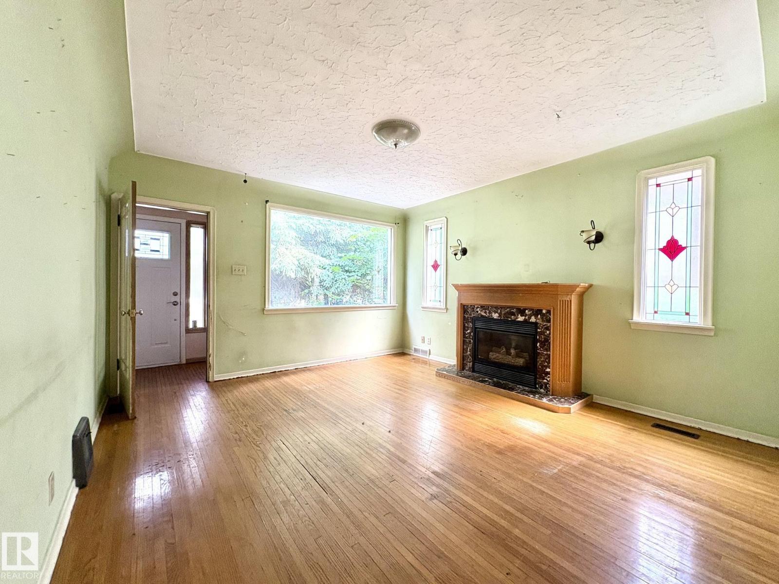 9513 88 AV NW - 4