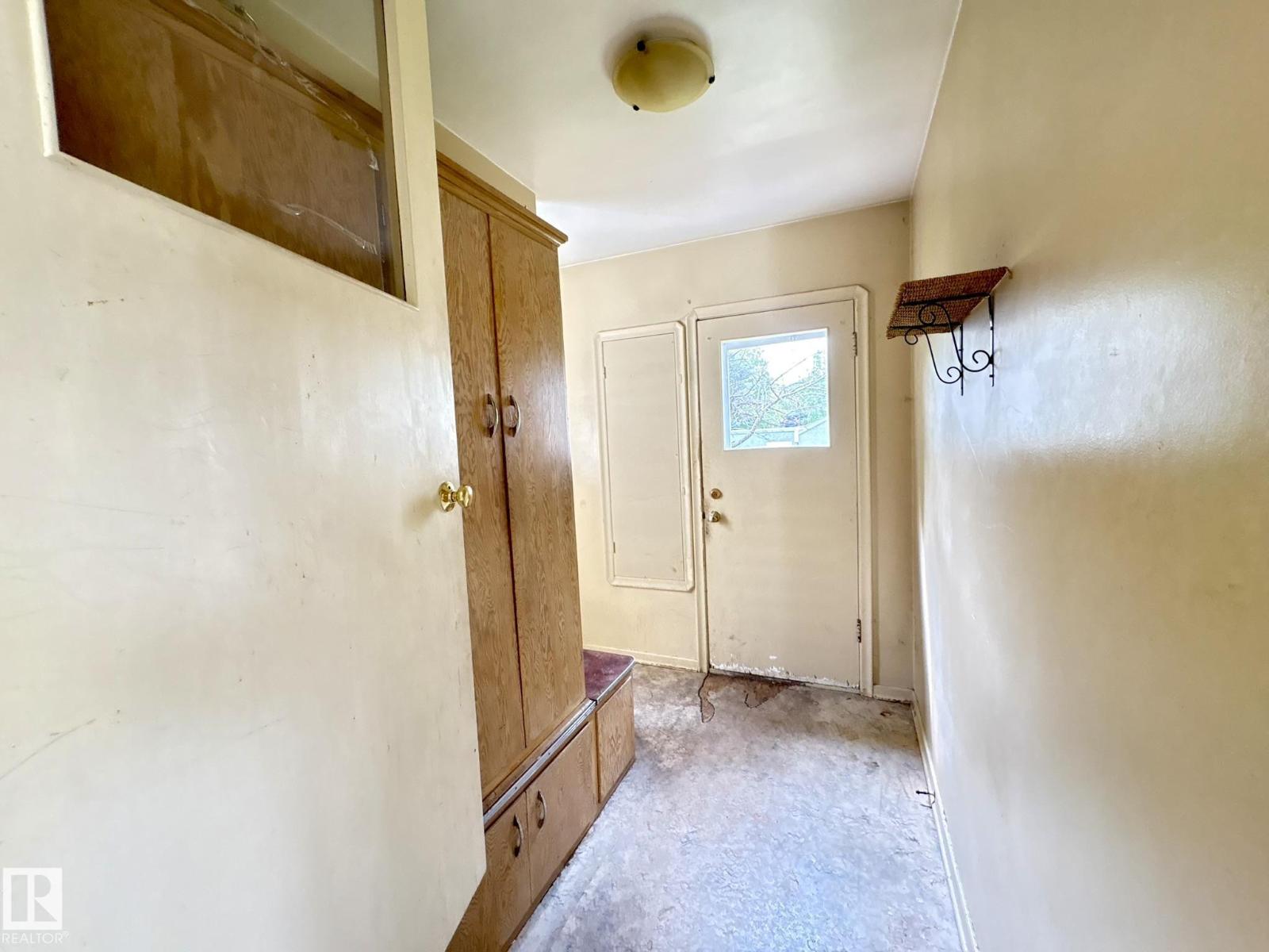 9513 88 AV NW - 12