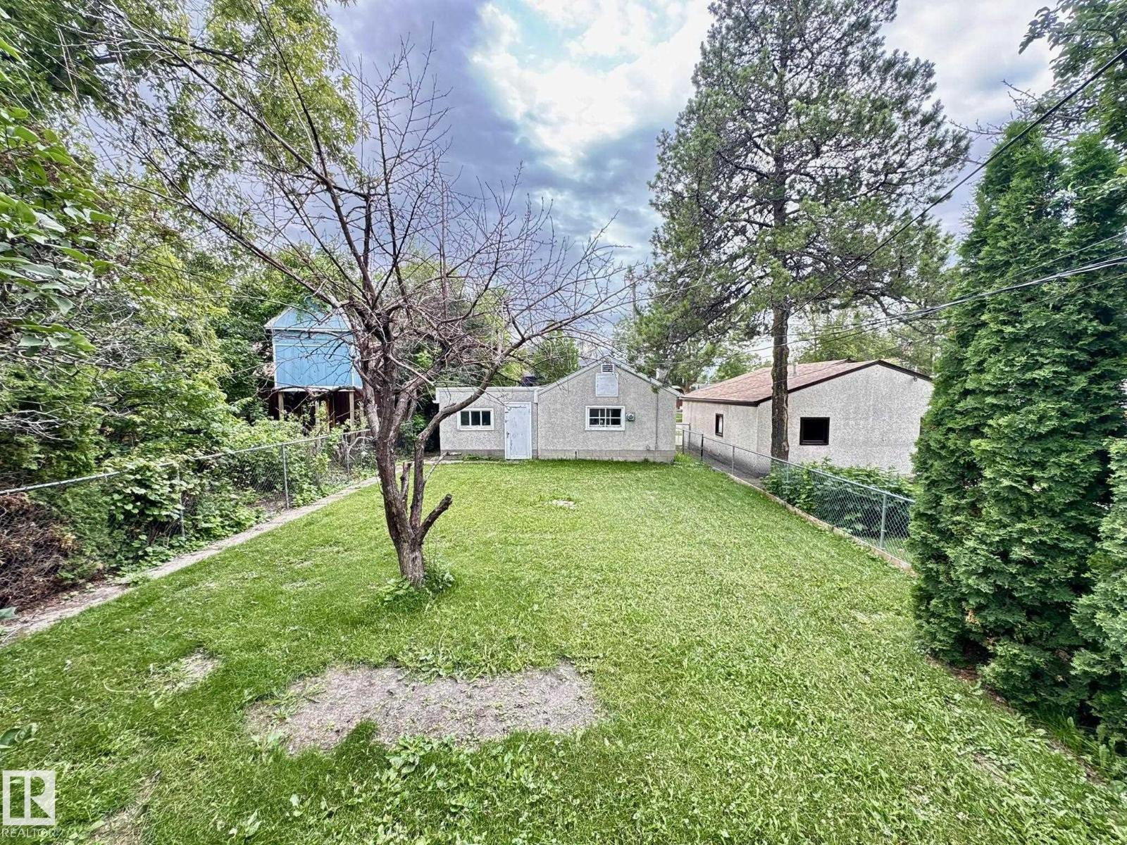 9513 88 AV NW - 22