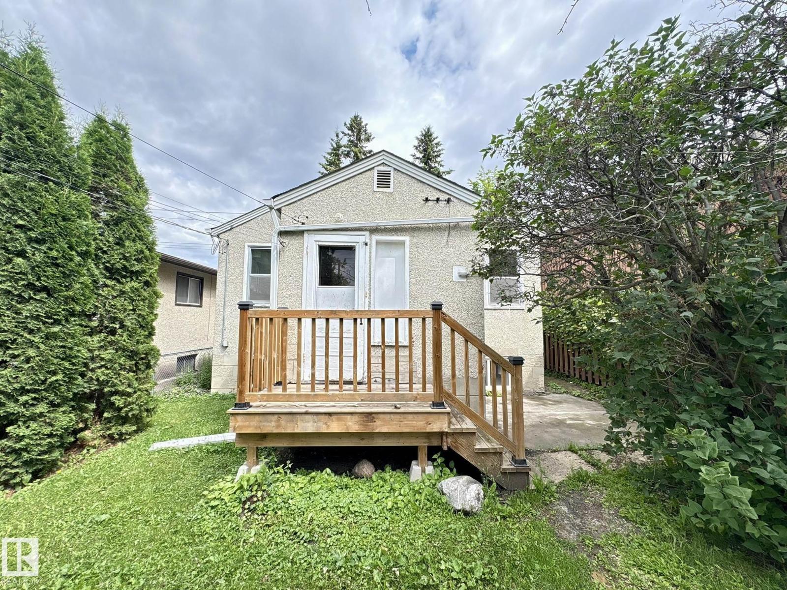 9513 88 AV NW - 30