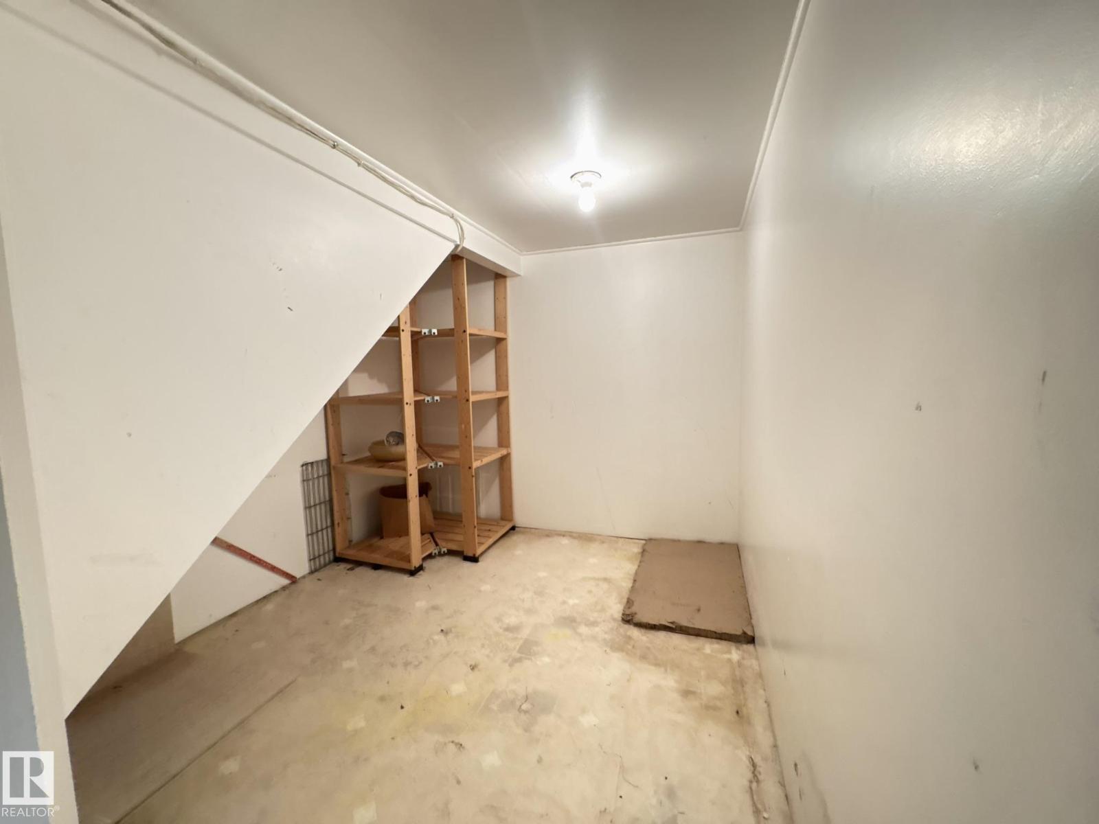9513 88 AV NW - 20