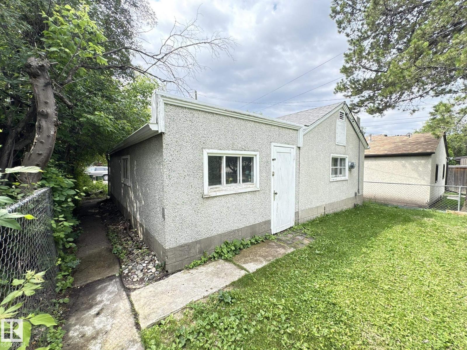9513 88 AV NW - 28