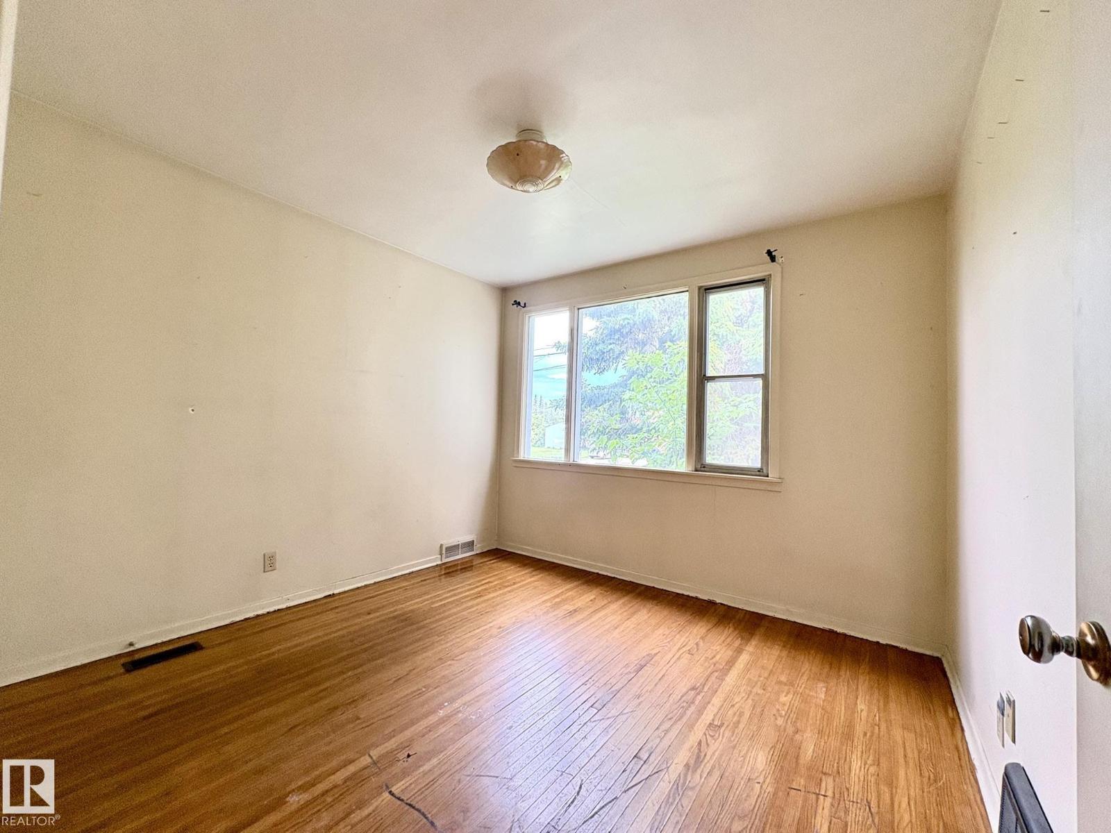 9513 88 AV NW - 6