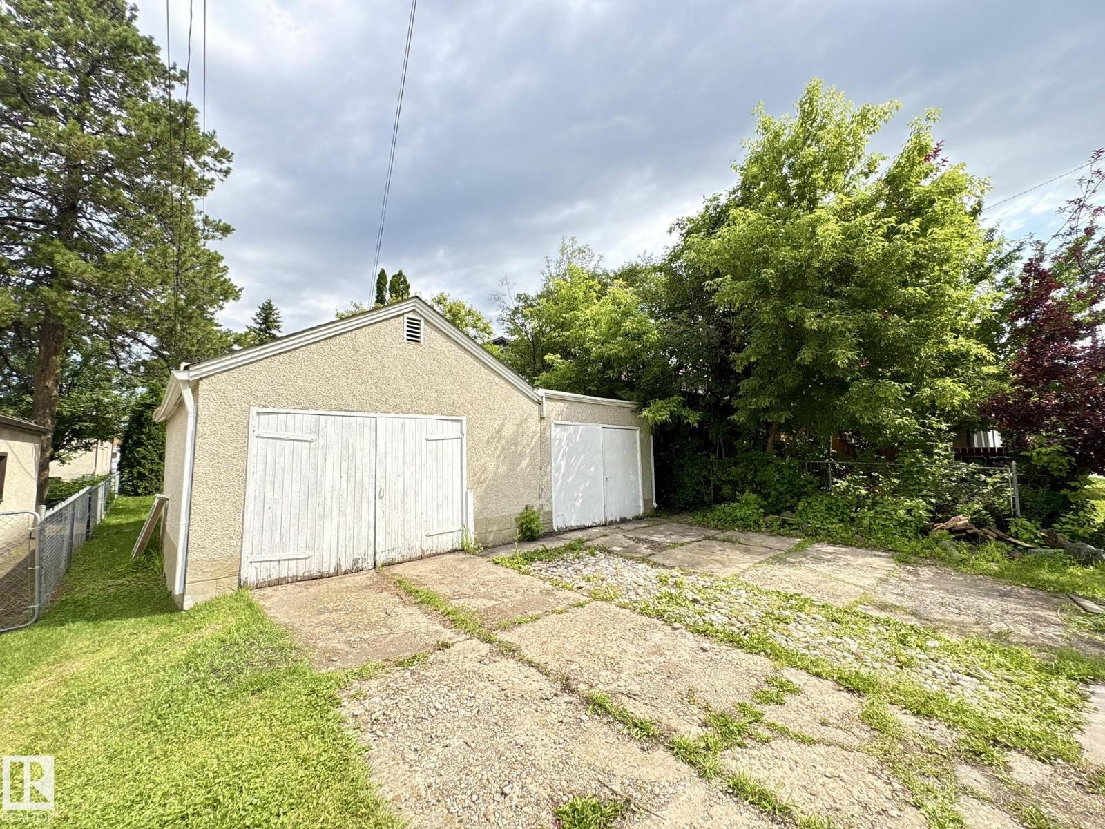 9513 88 AV NW - 25