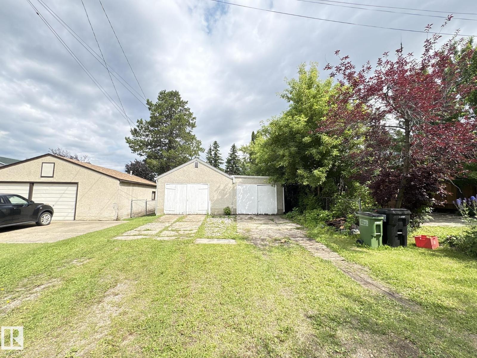 9513 88 AV NW - 26