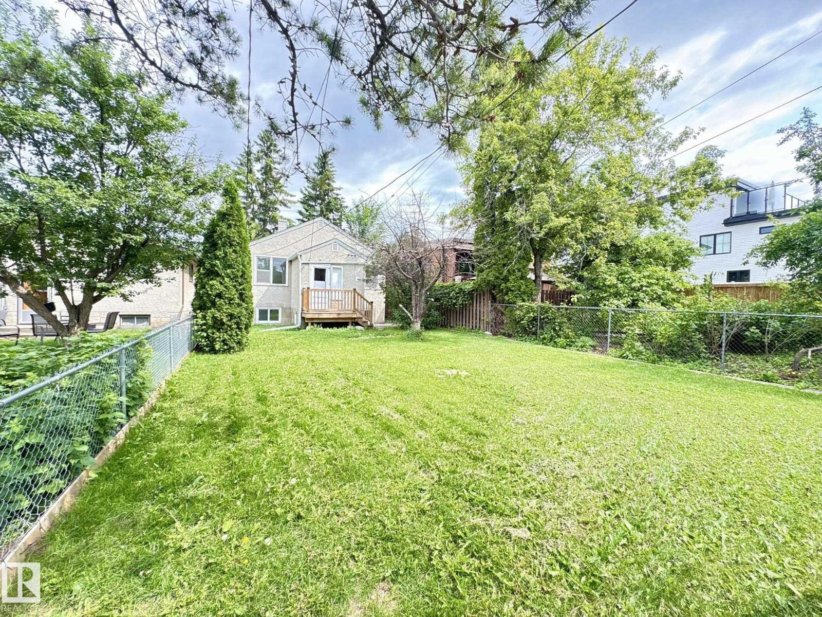 9513 88 AV NW - 24