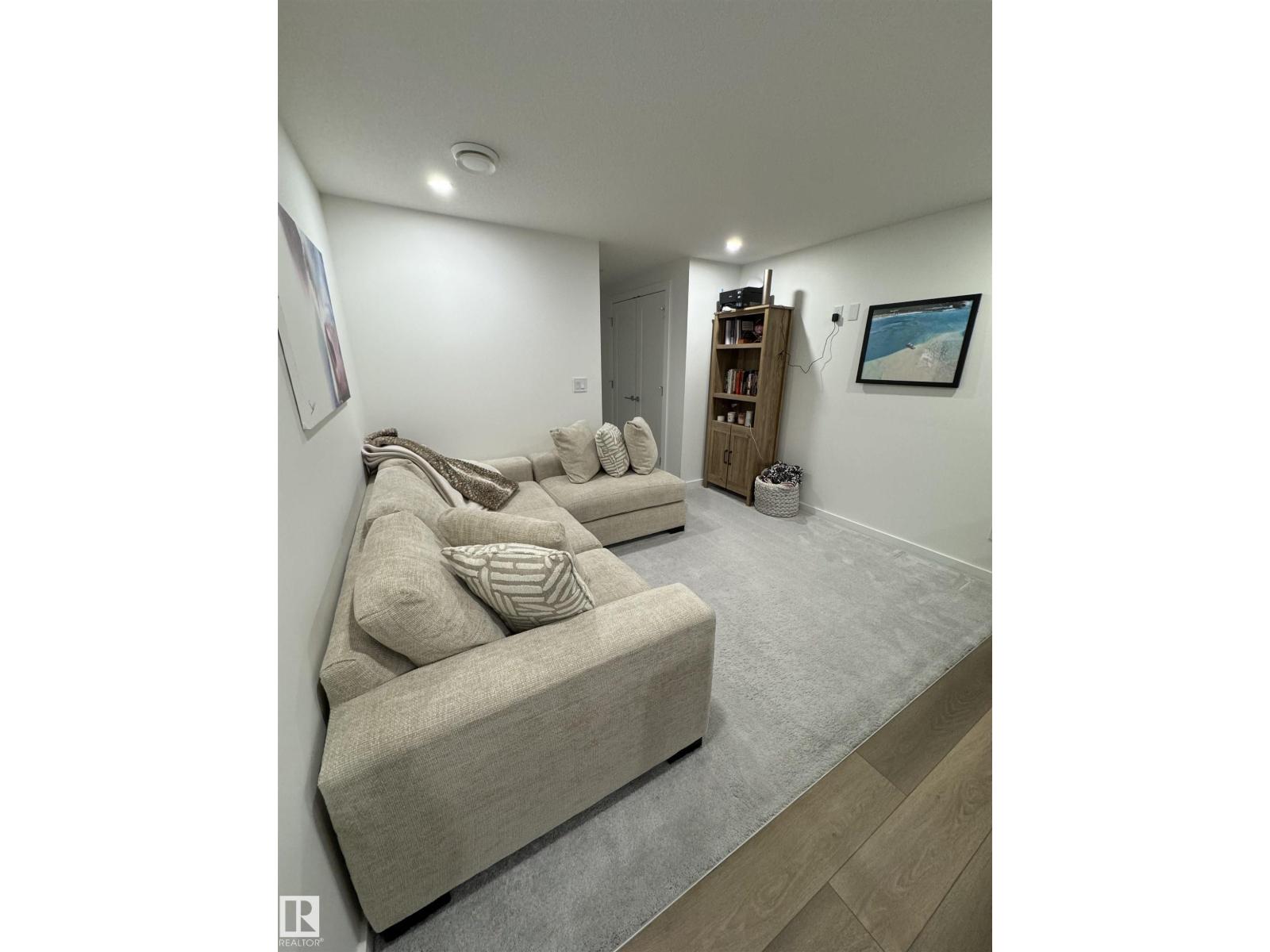 8551 81 AV NW - 37
