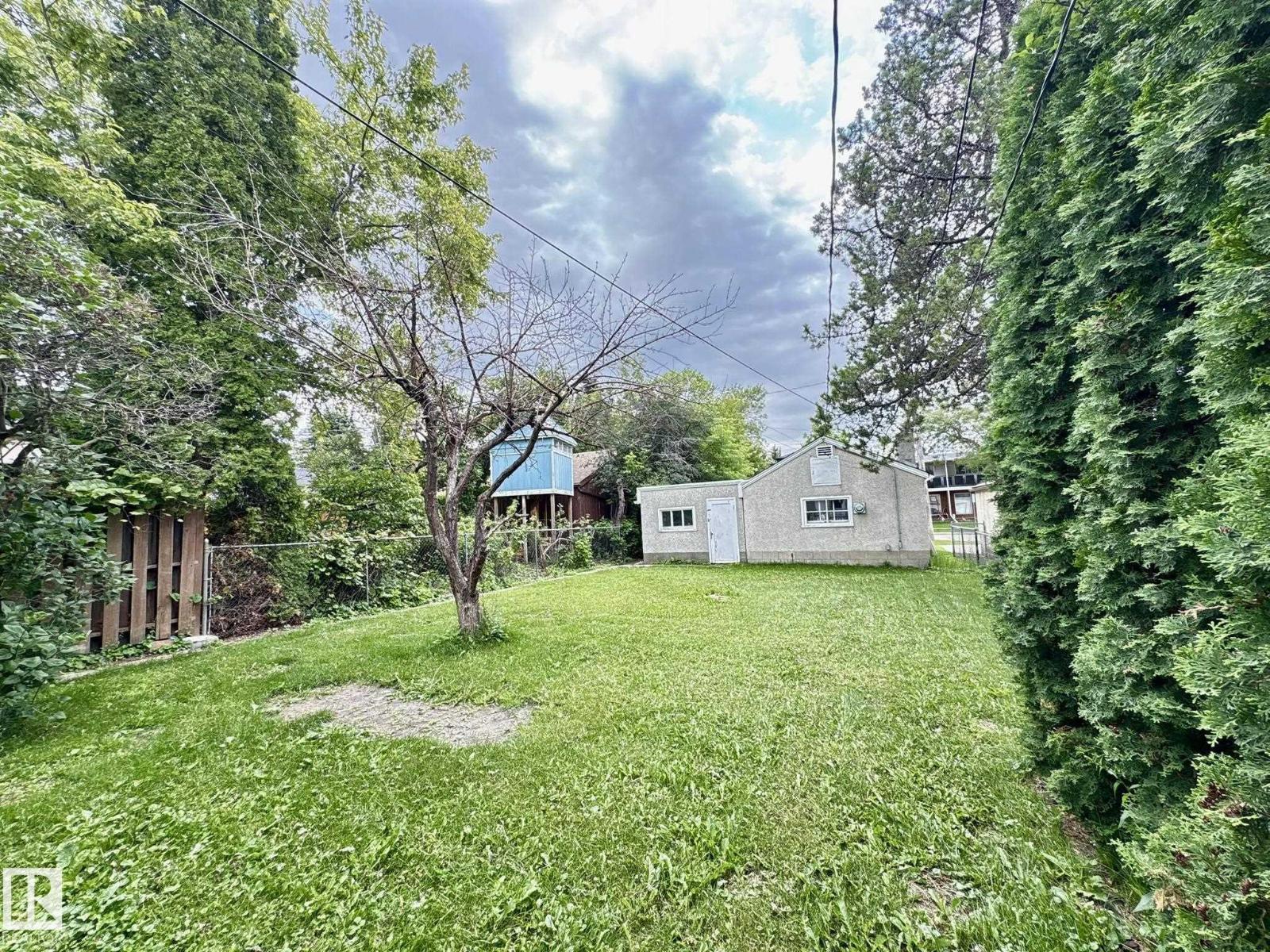 9513 88 AV NW - 23
