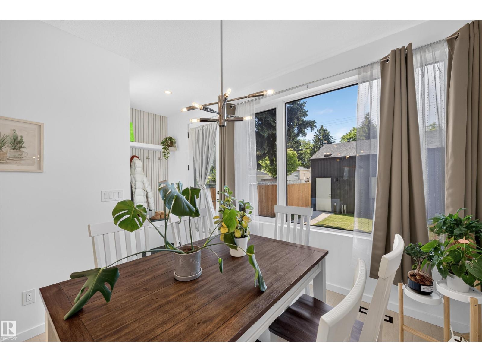 8551 81 AV NW - 12