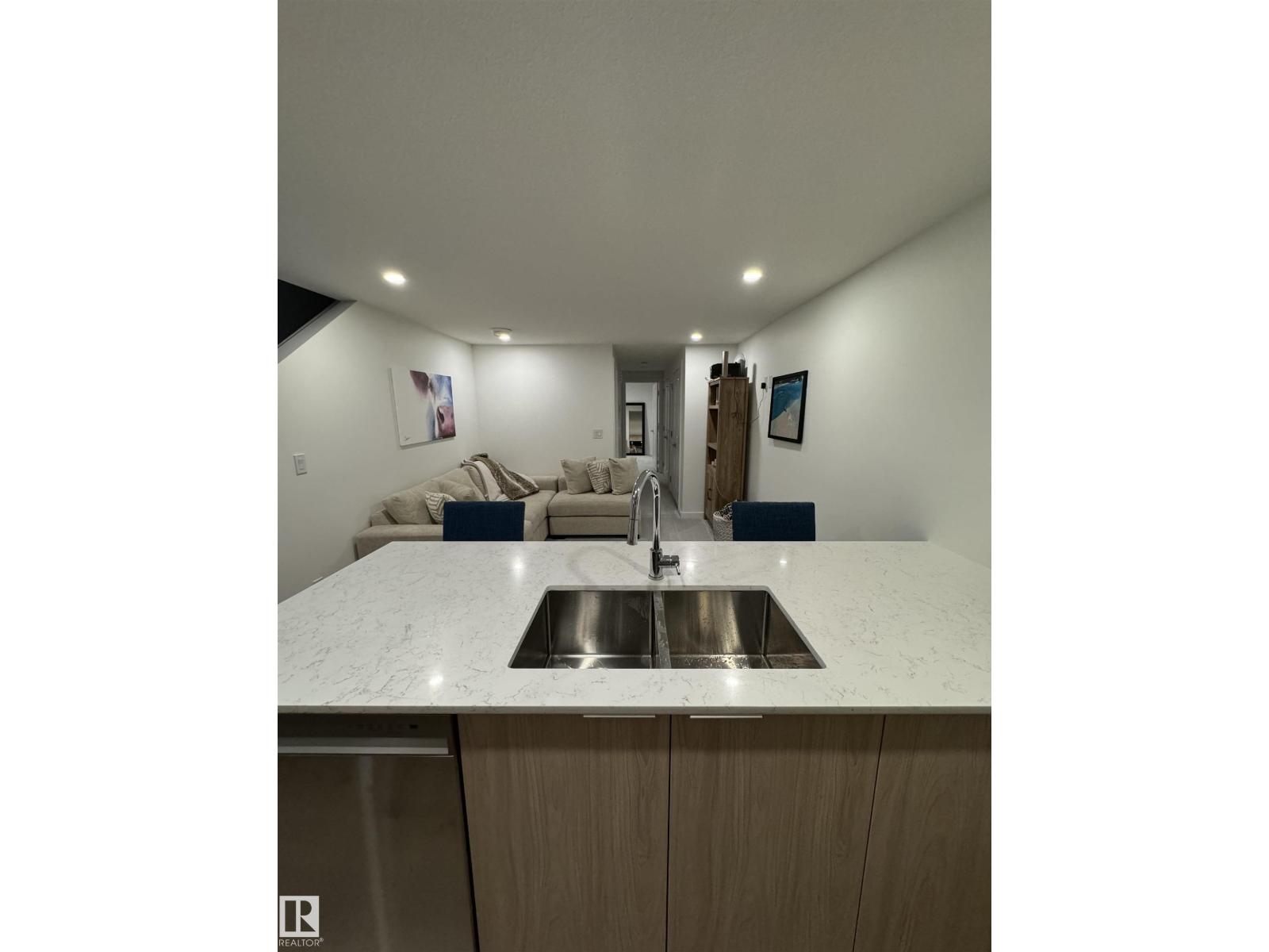 8551 81 AV NW - 36
