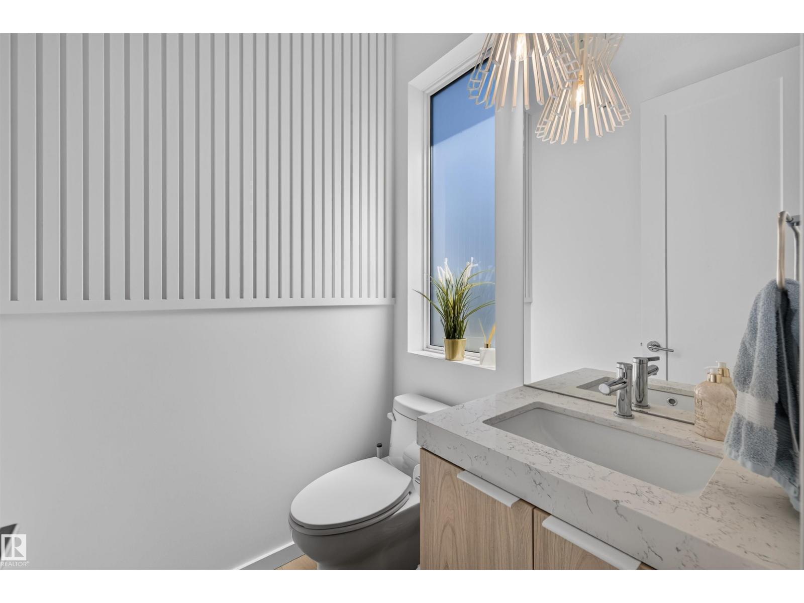 8551 81 AV NW - 15