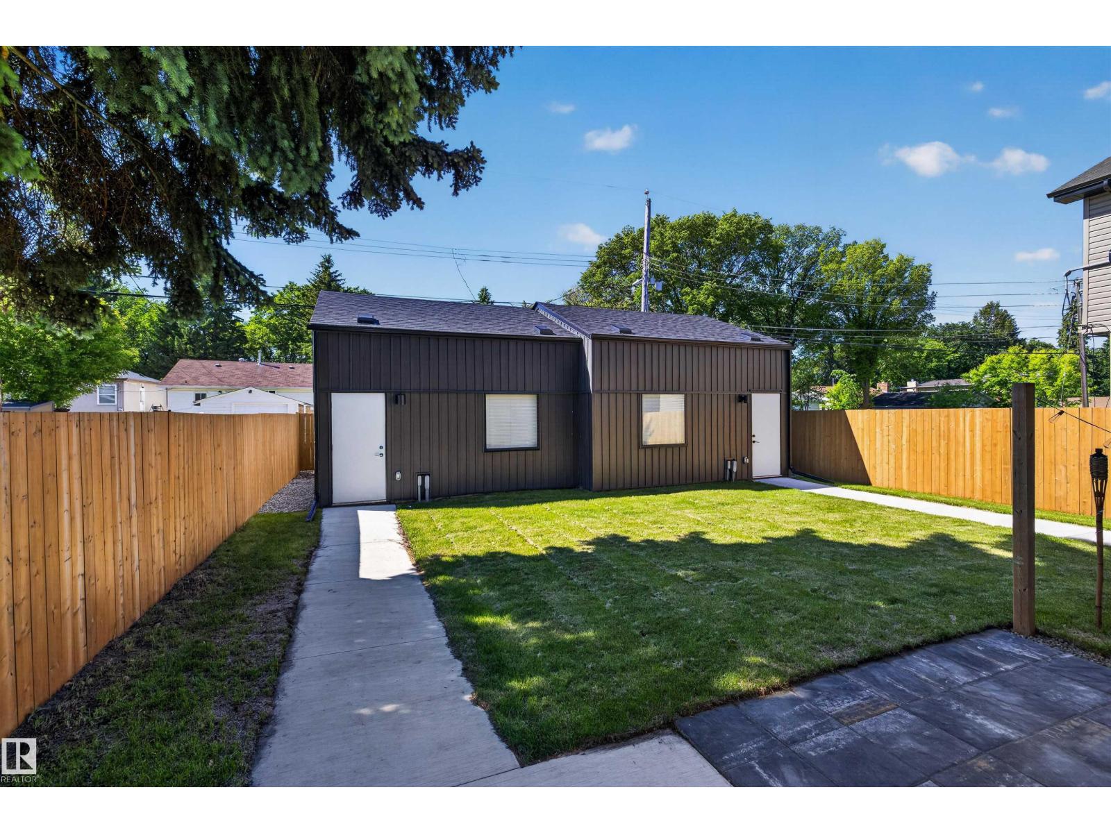 8551 81 AV NW - 44