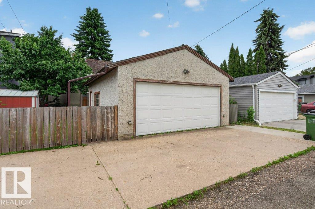 9026 92 ST NW - 33