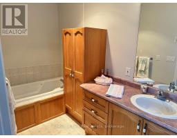 45 Pine Ridge Gate E, Gravenhurst), ON P1P1Y4 Photo 10