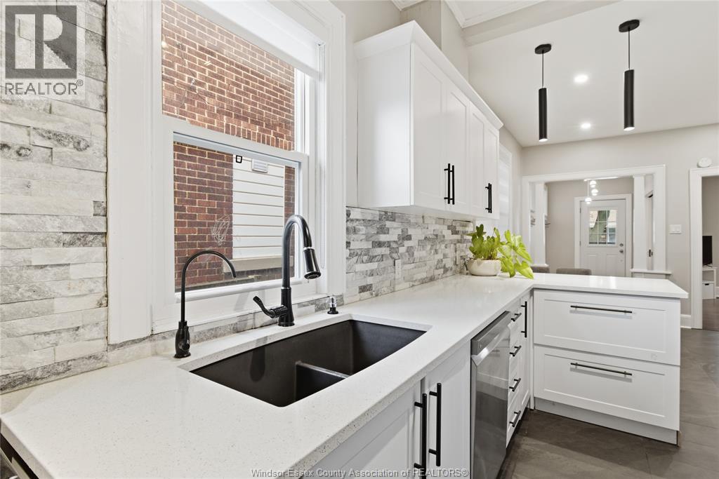 1220 GLADSTONE - 13