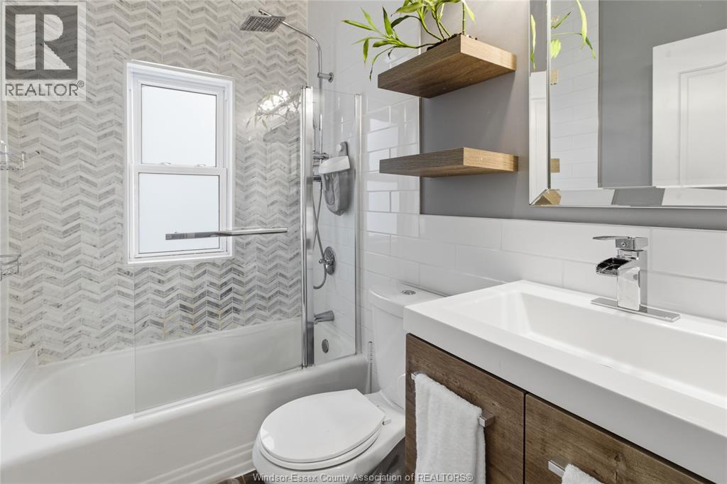 1220 GLADSTONE - 19
