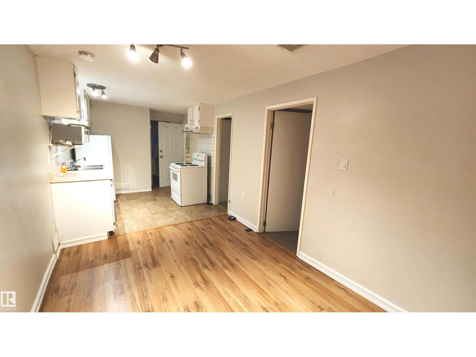 9359 92 ST NW - 14