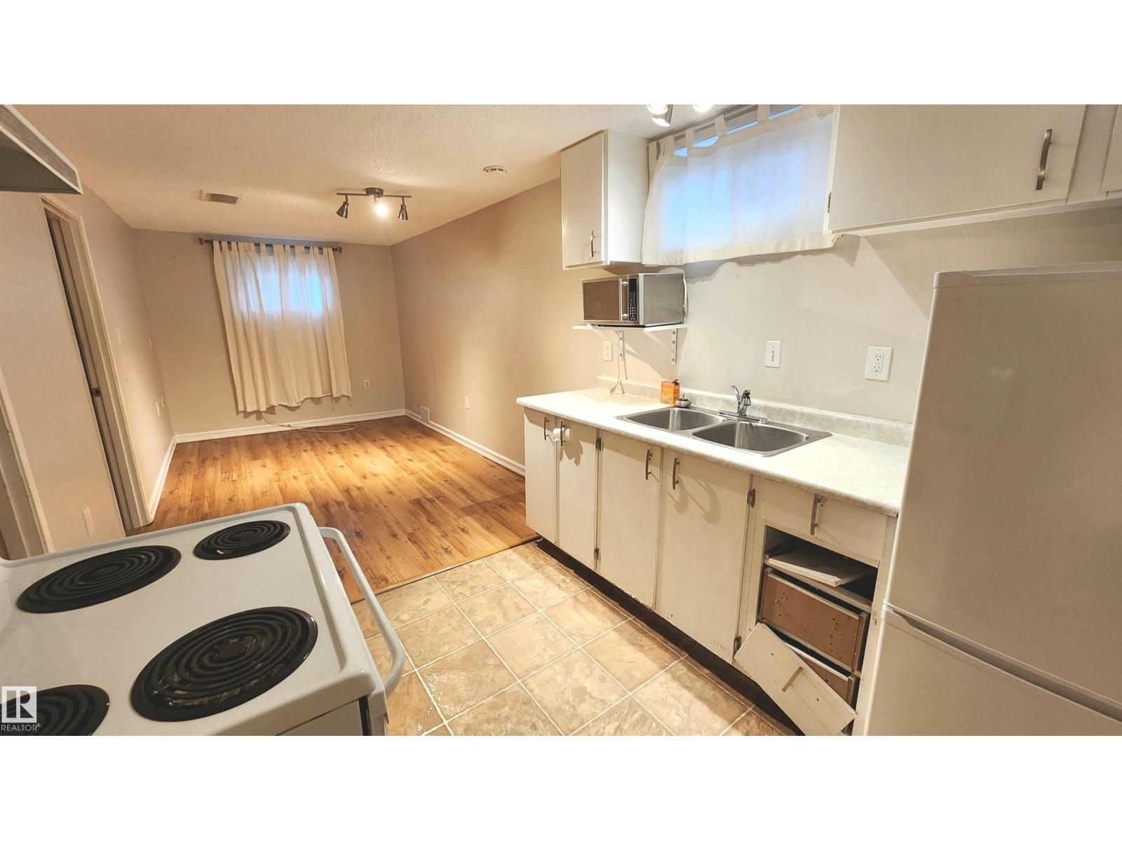 9359 92 ST NW - 16