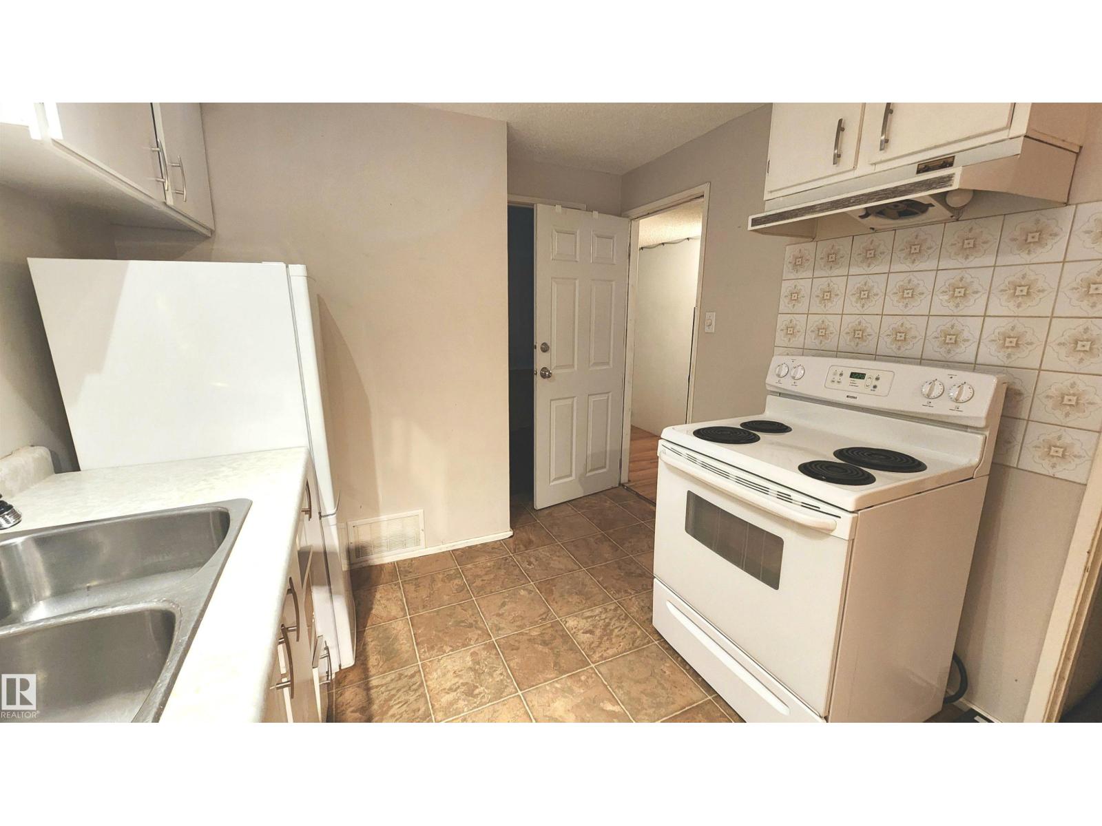 9359 92 ST NW - 17