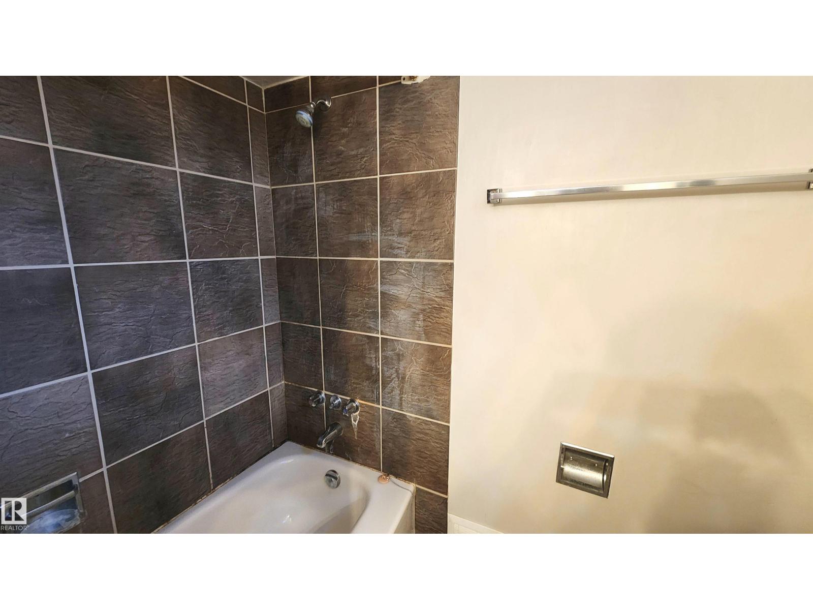9359 92 ST NW - 19
