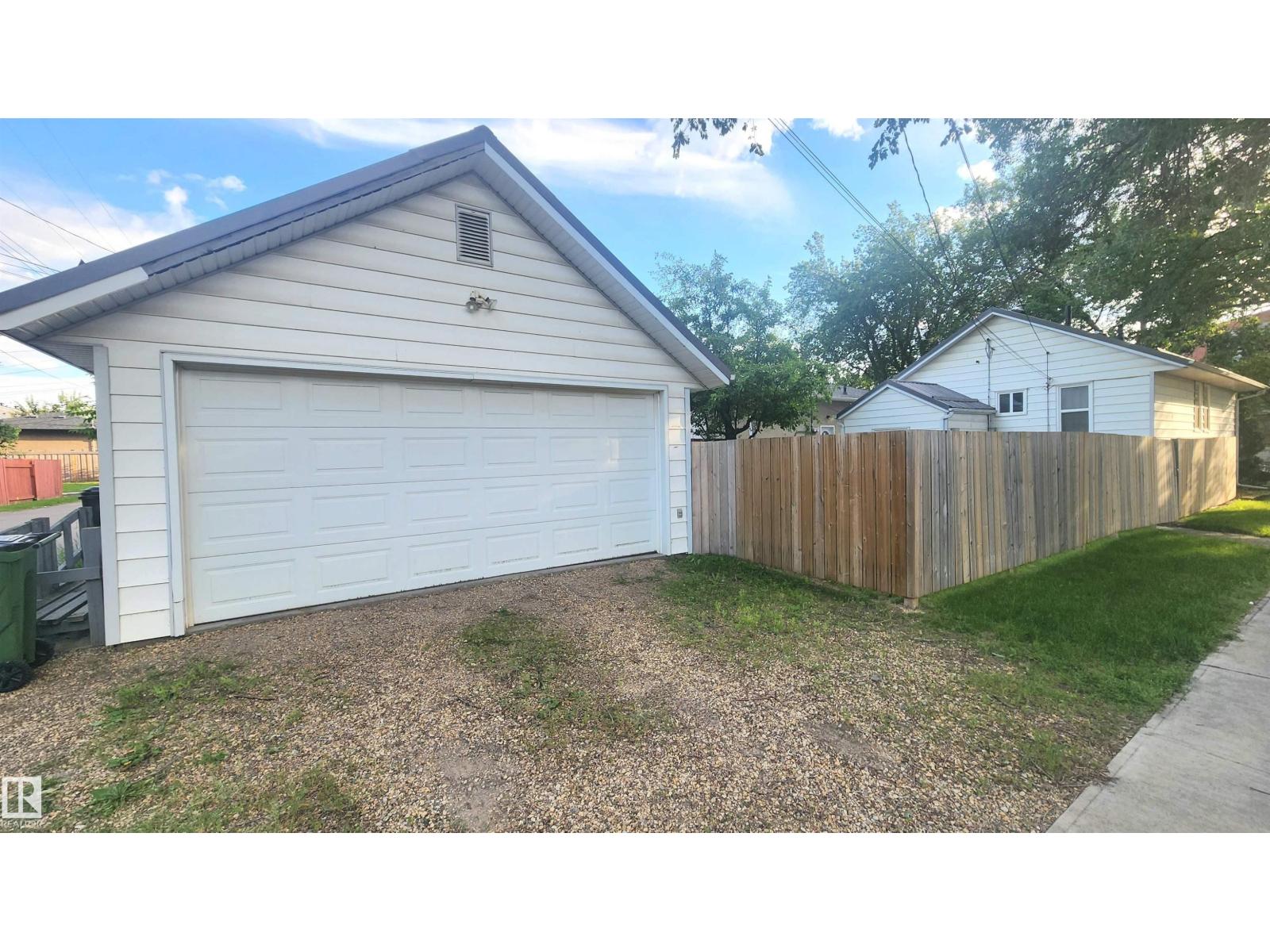 9359 92 ST NW - 24