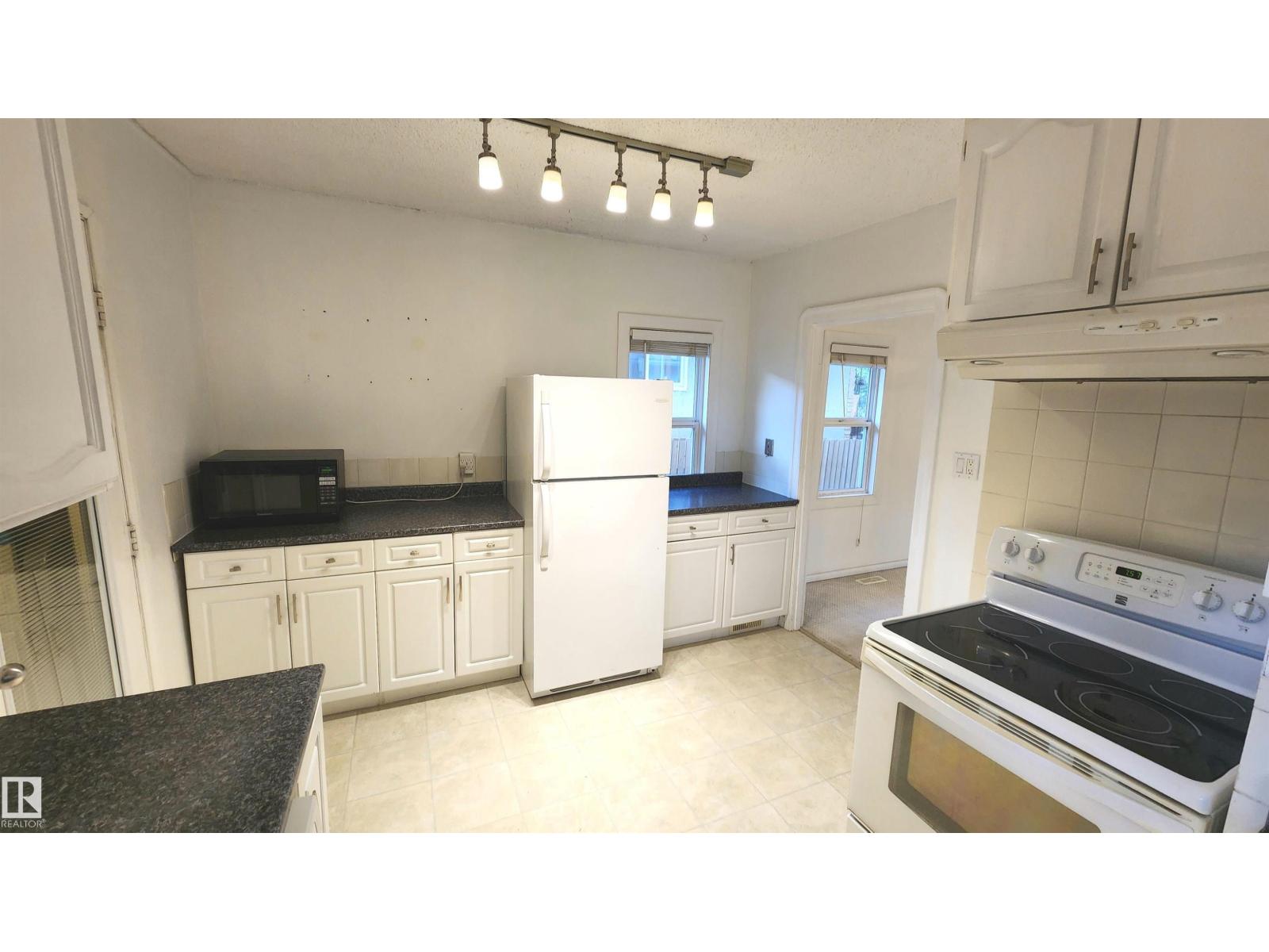 9359 92 ST NW - 5