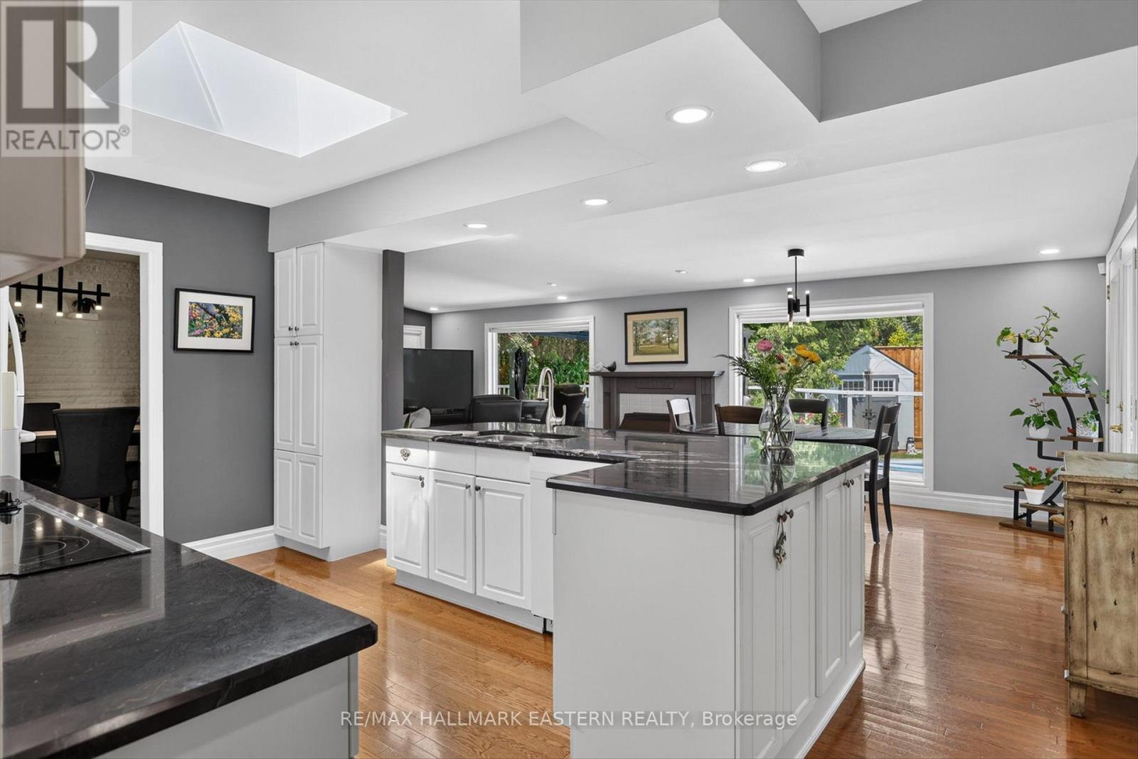894 KAWARTHA DRIVE - 11