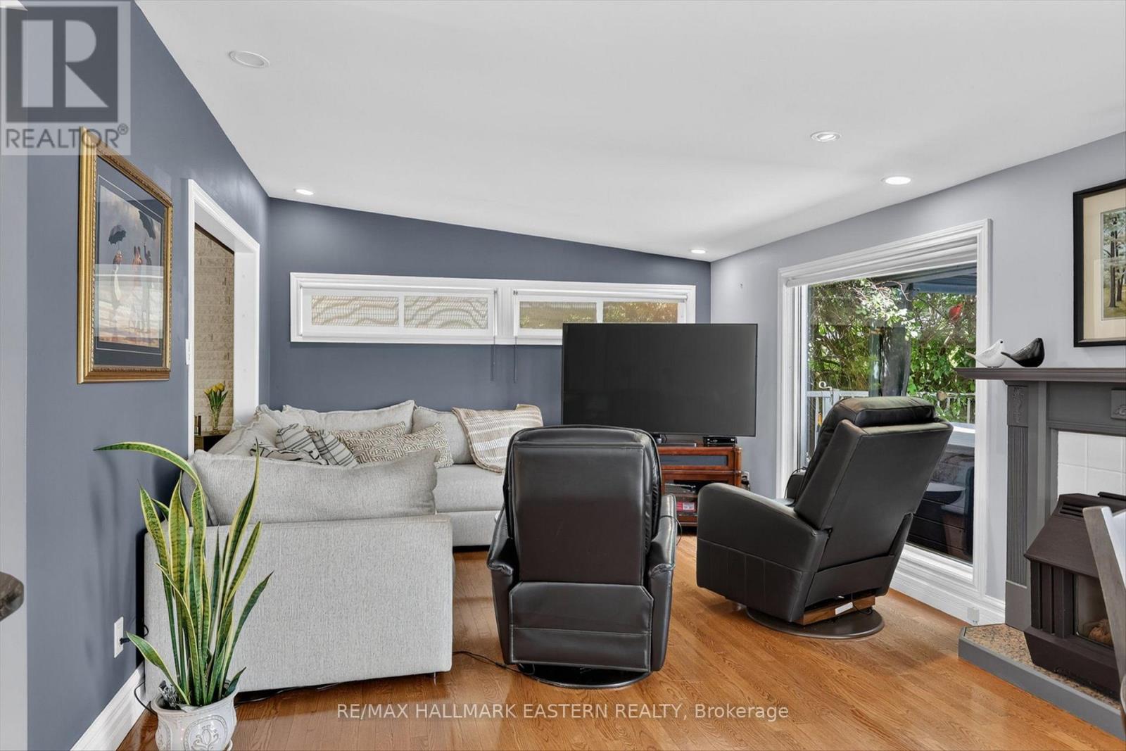 894 KAWARTHA DRIVE - 17