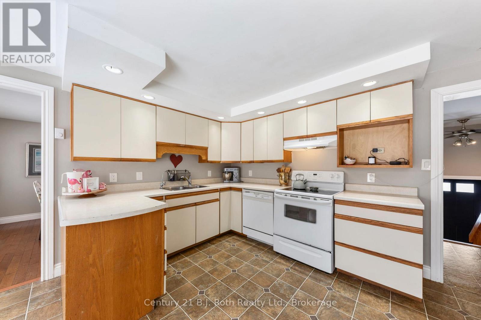 60 LEPAGE DRIVE - 13