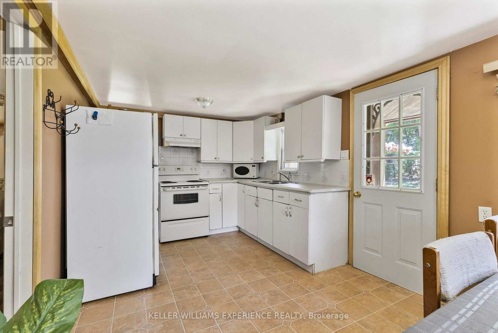 10 SIMCOE ROAD - Image 9