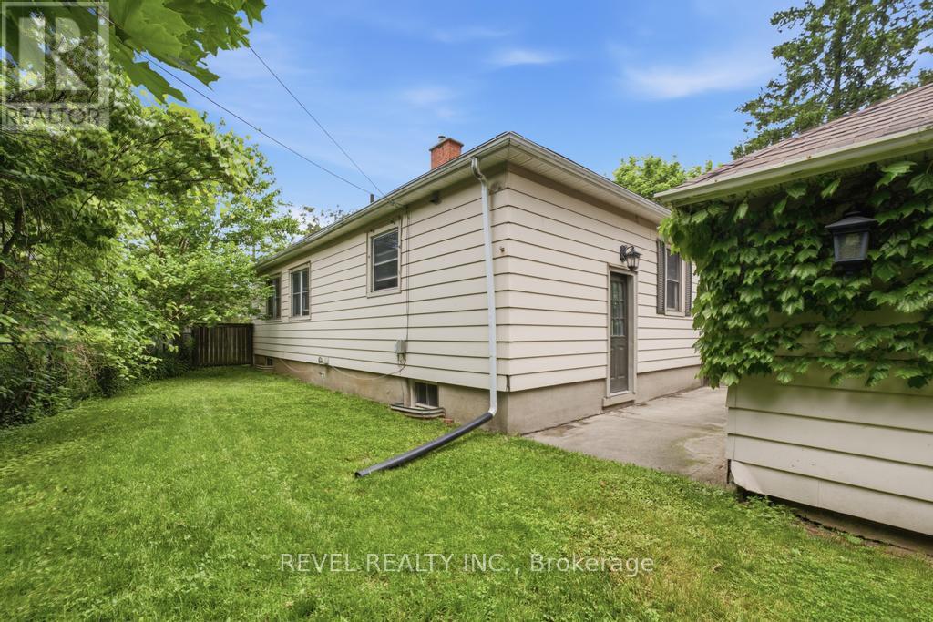 16 CARRINGTON COURT - 25