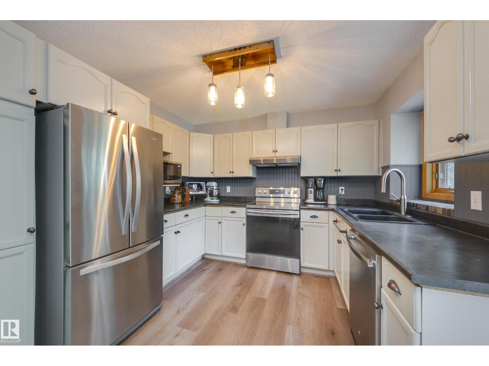 4810 42 ST - 8