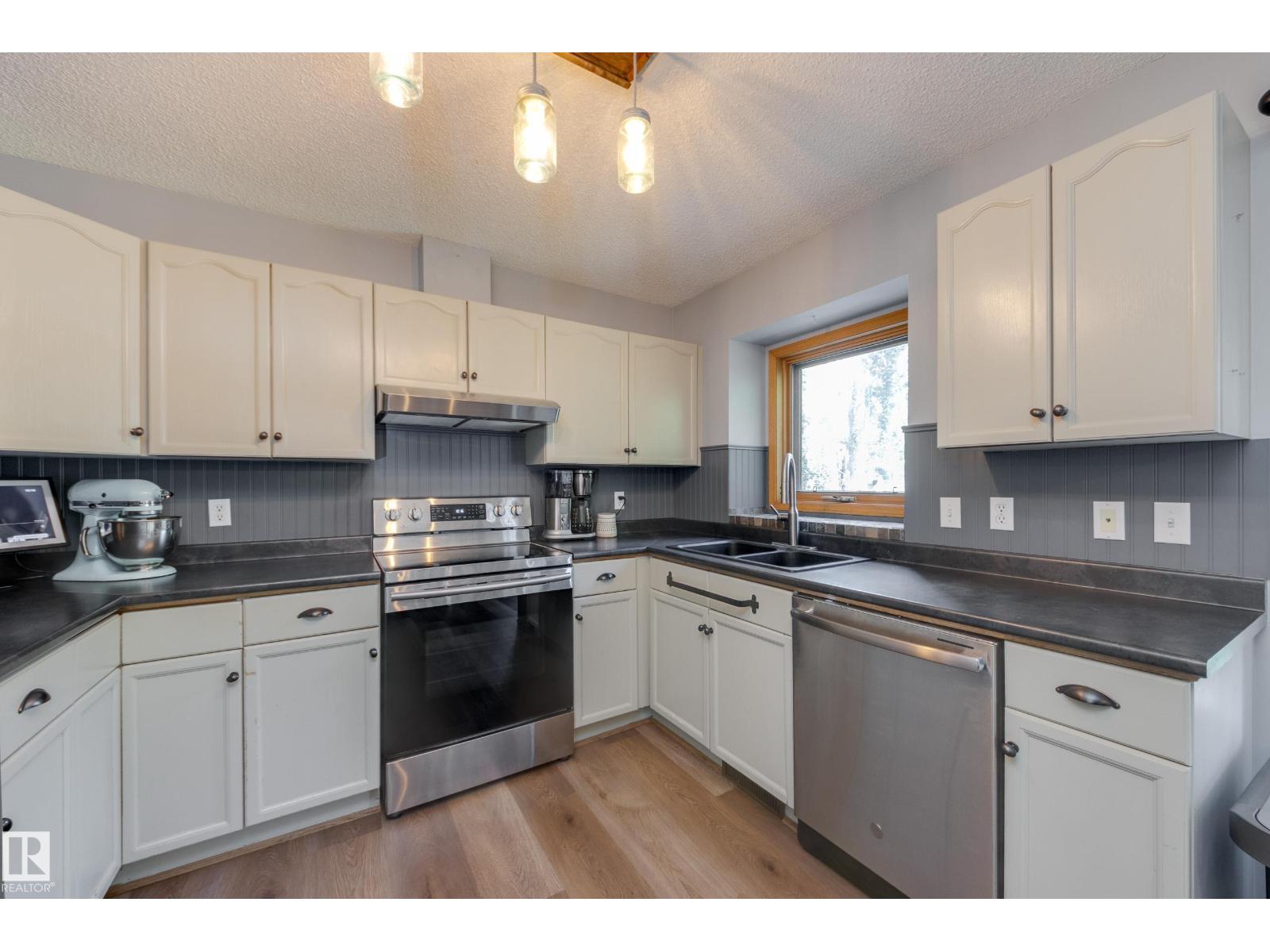 4810 42 ST - 9