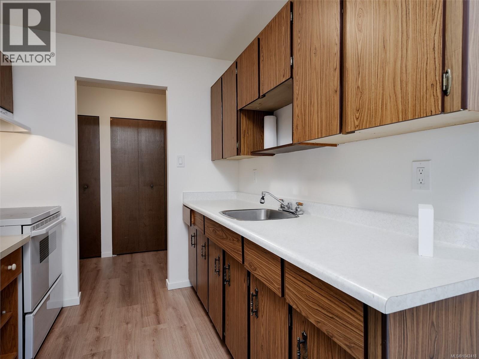 #207 1124 Esquimalt Rd - 7