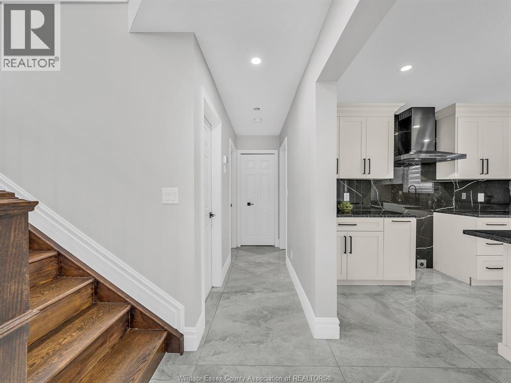 204 HAMPTON CRESCENT - 24