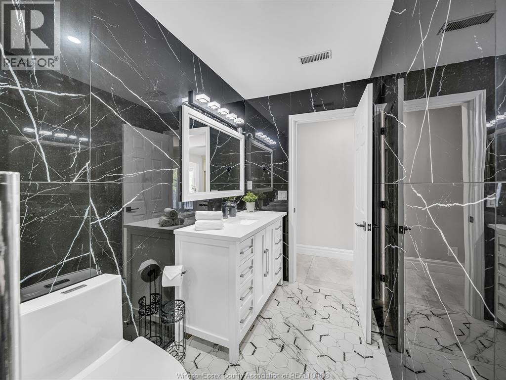 204 HAMPTON CRESCENT - 25
