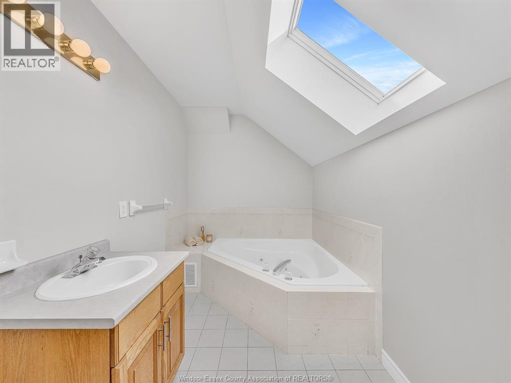 204 HAMPTON CRESCENT - 36