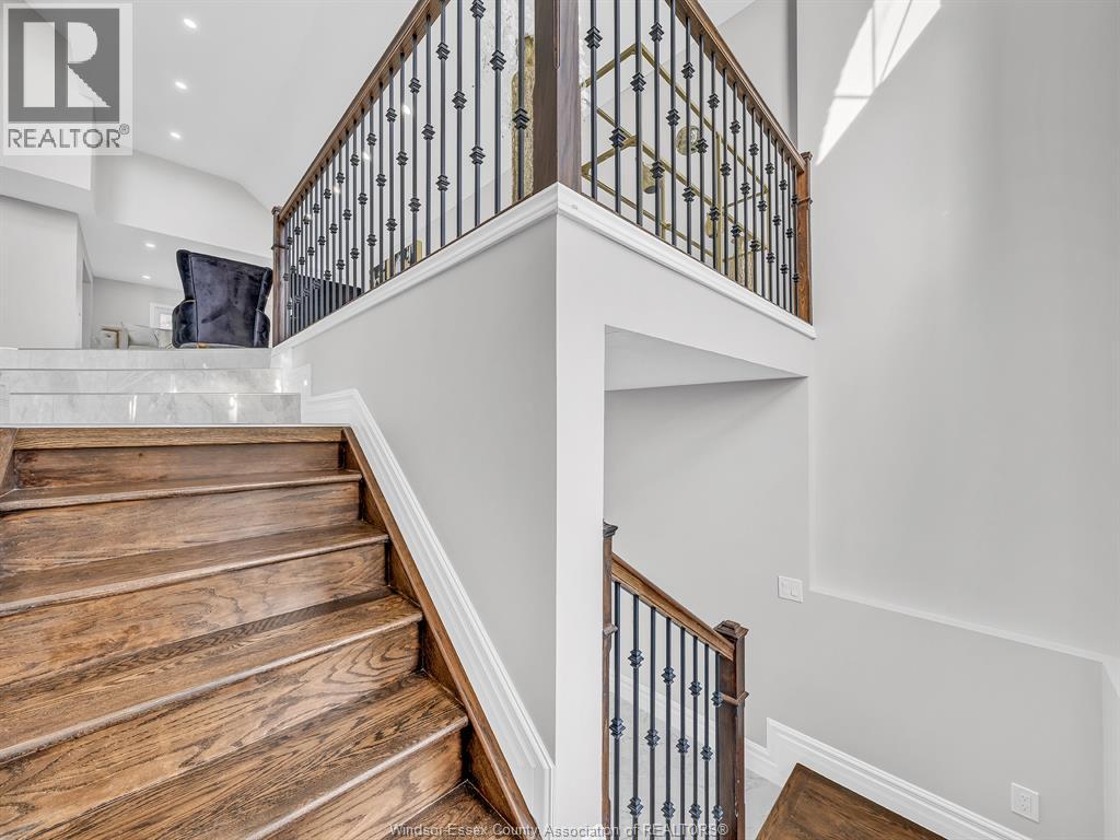 204 HAMPTON CRESCENT - 37