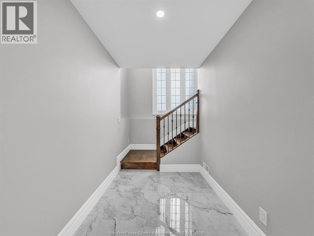 204 HAMPTON CRESCENT - 40