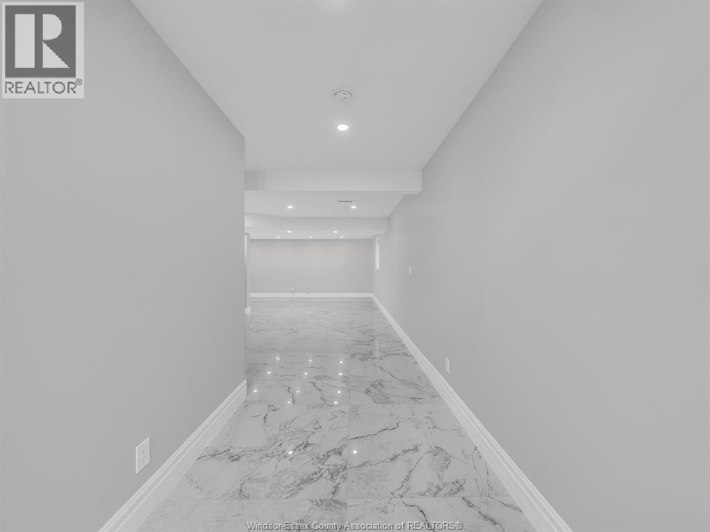 204 HAMPTON CRESCENT - 39