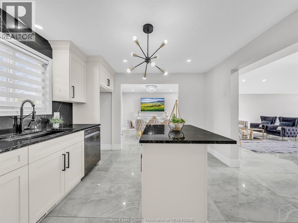 204 HAMPTON CRESCENT - 21