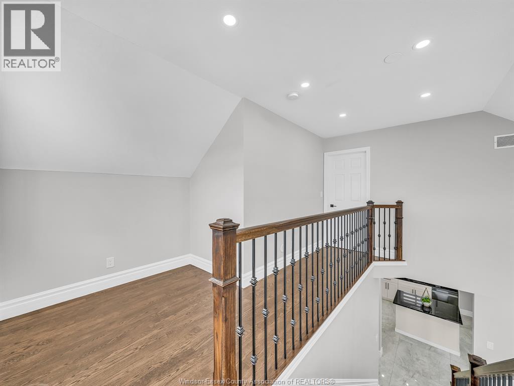 204 HAMPTON CRESCENT - 30
