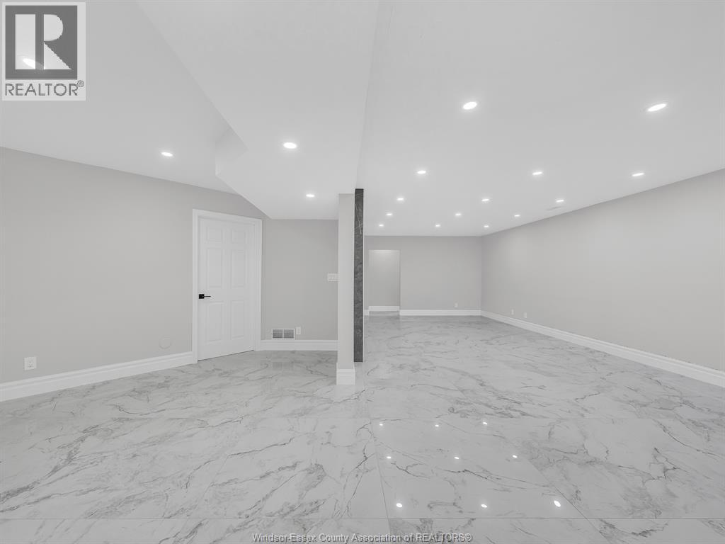 204 HAMPTON CRESCENT - 41