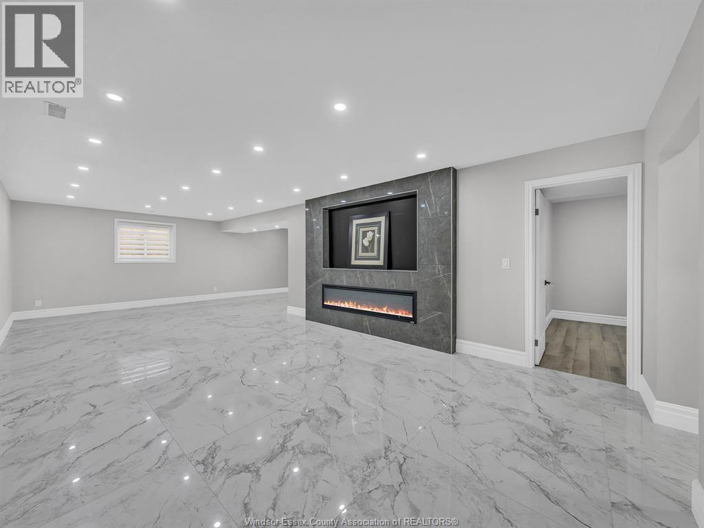 204 HAMPTON CRESCENT - 43