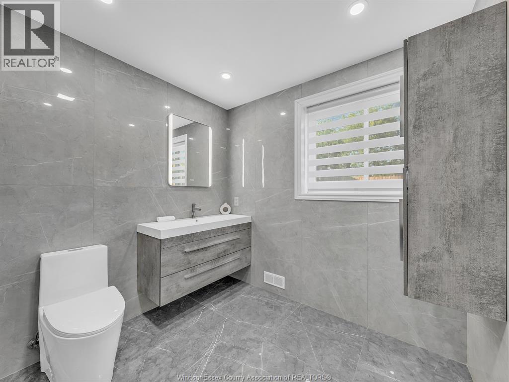 204 HAMPTON CRESCENT - 46