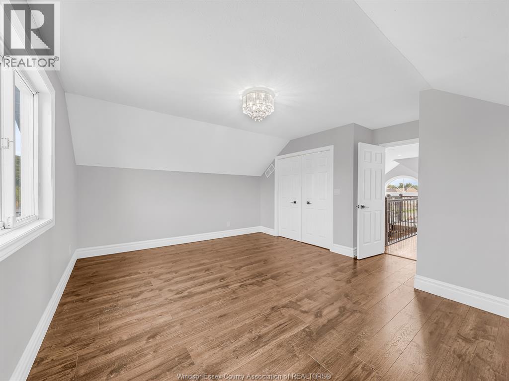 204 HAMPTON CRESCENT - 34
