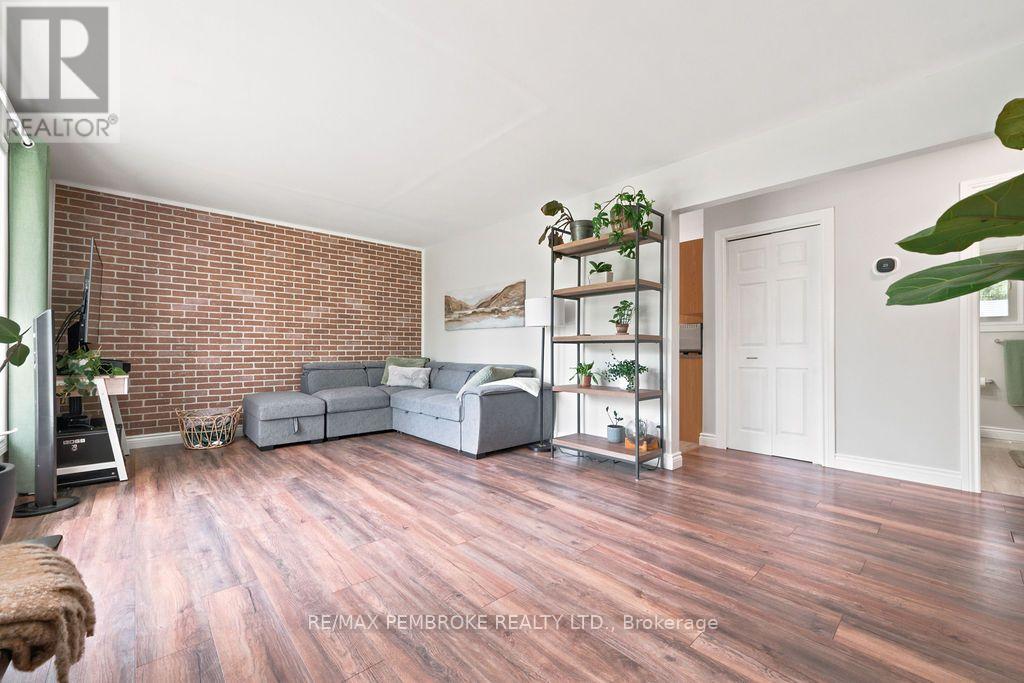 1369 B GREENWOOD ROAD - 11